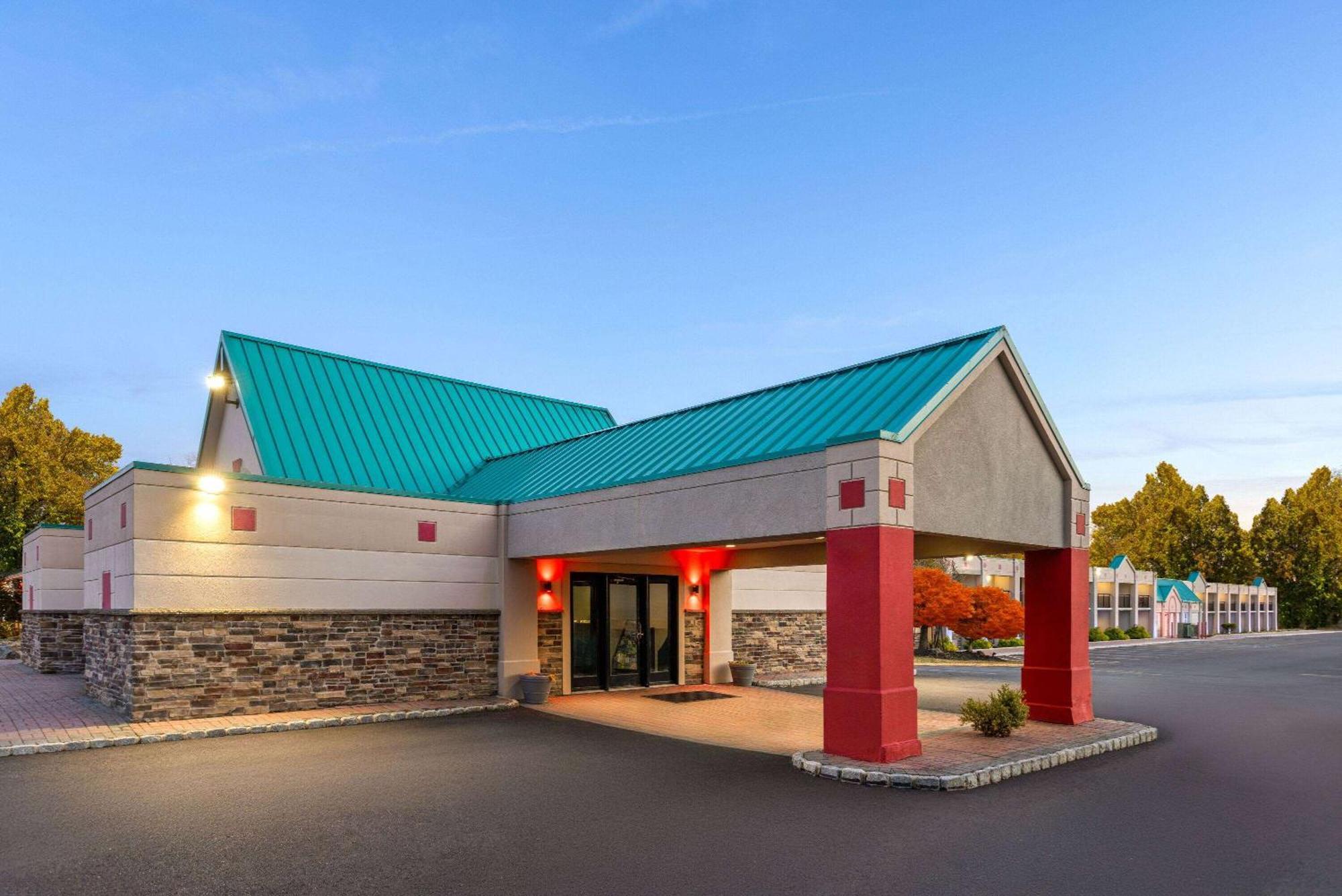 Ramada by Wyndham Parsippany Hotel Bagian luar foto