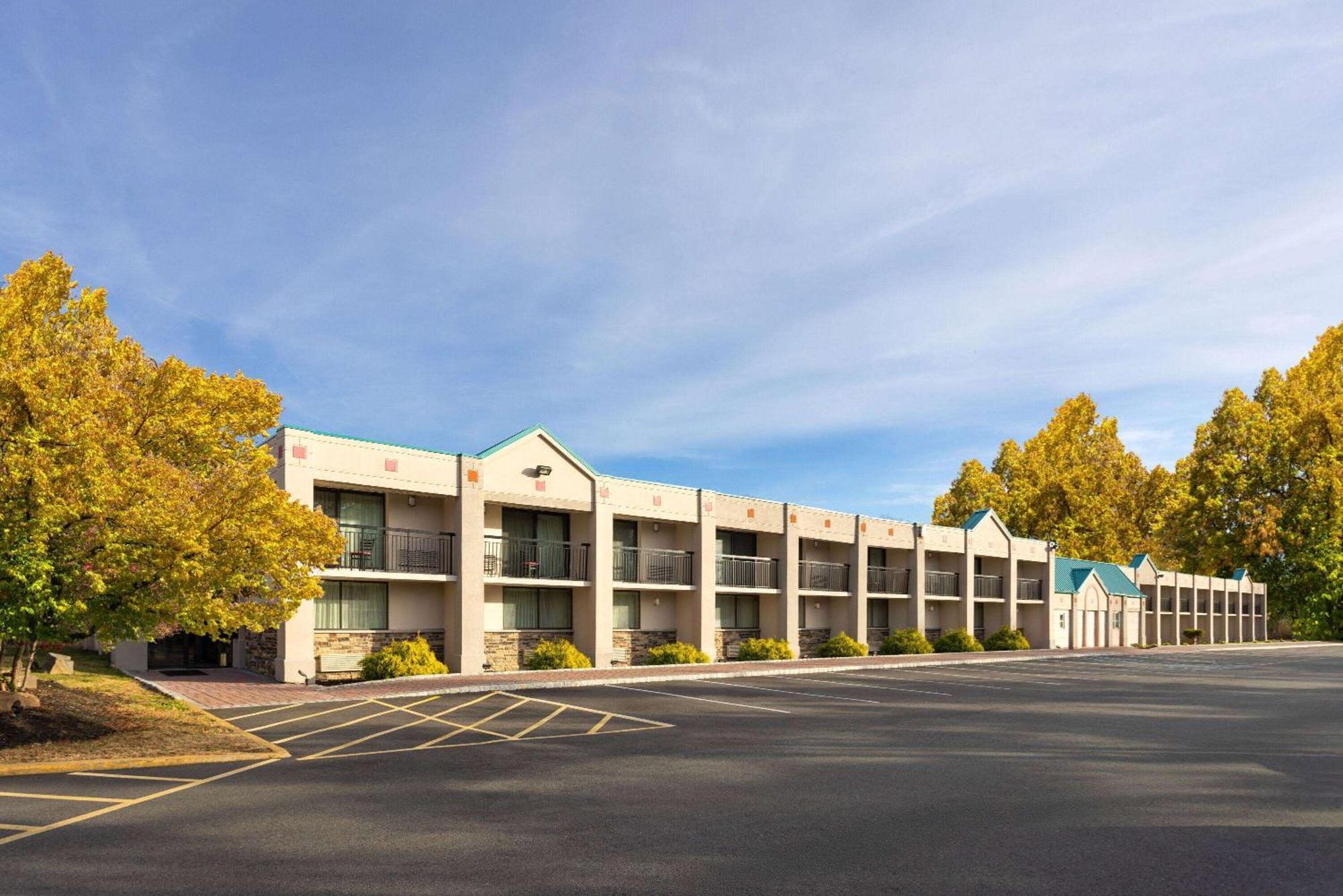 Ramada by Wyndham Parsippany Hotel Bagian luar foto